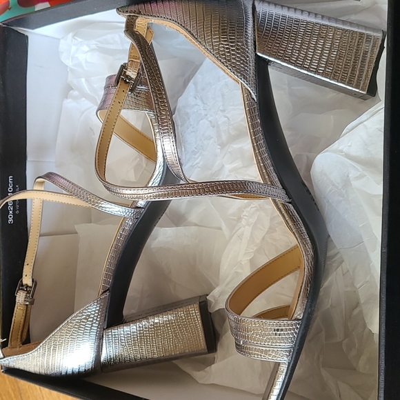 Naturalizer Heels - Picture 4 of 7